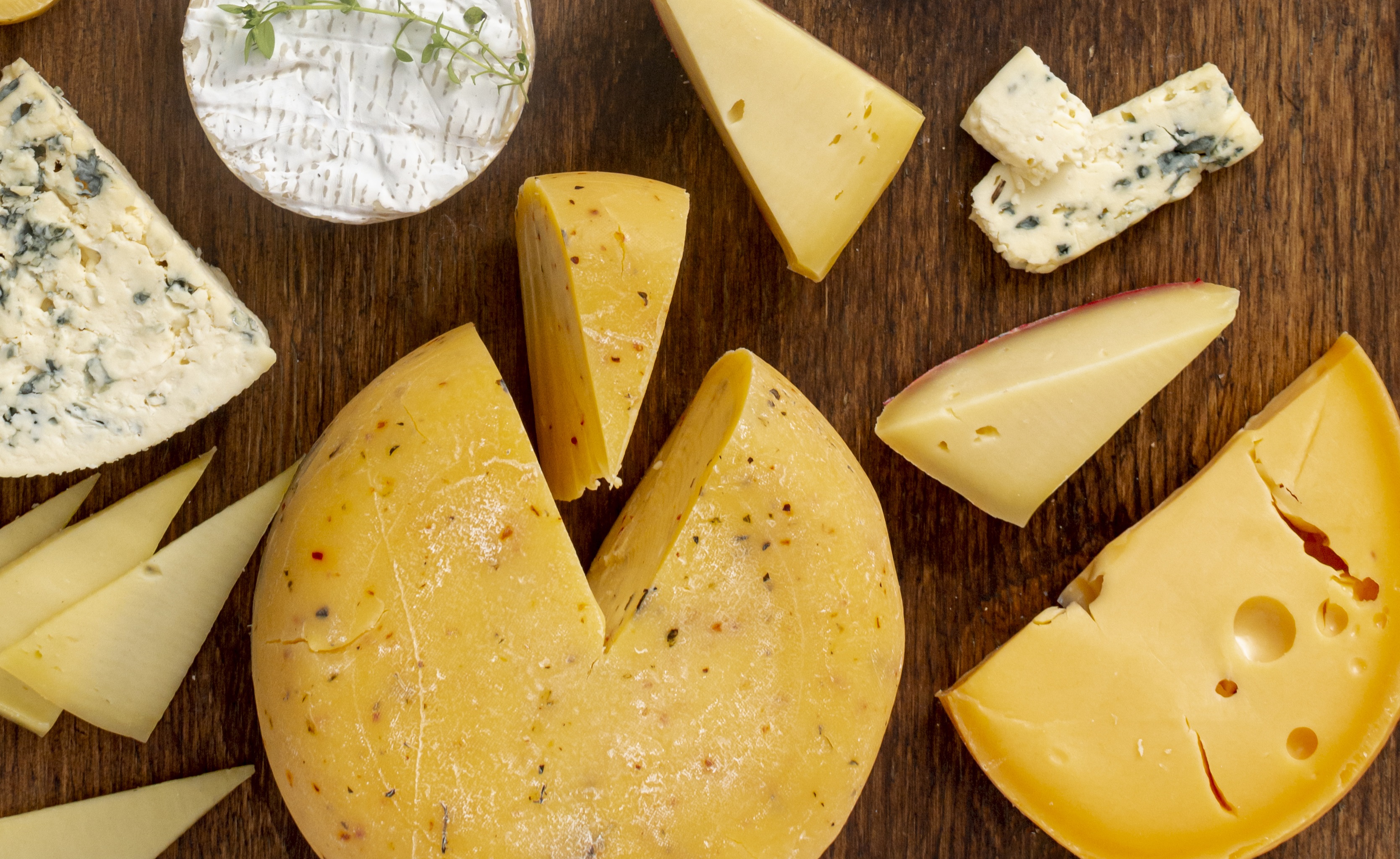 ¿Es bueno comerse la corteza del queso? Nutricionista explica cuándo es mejor desecharla