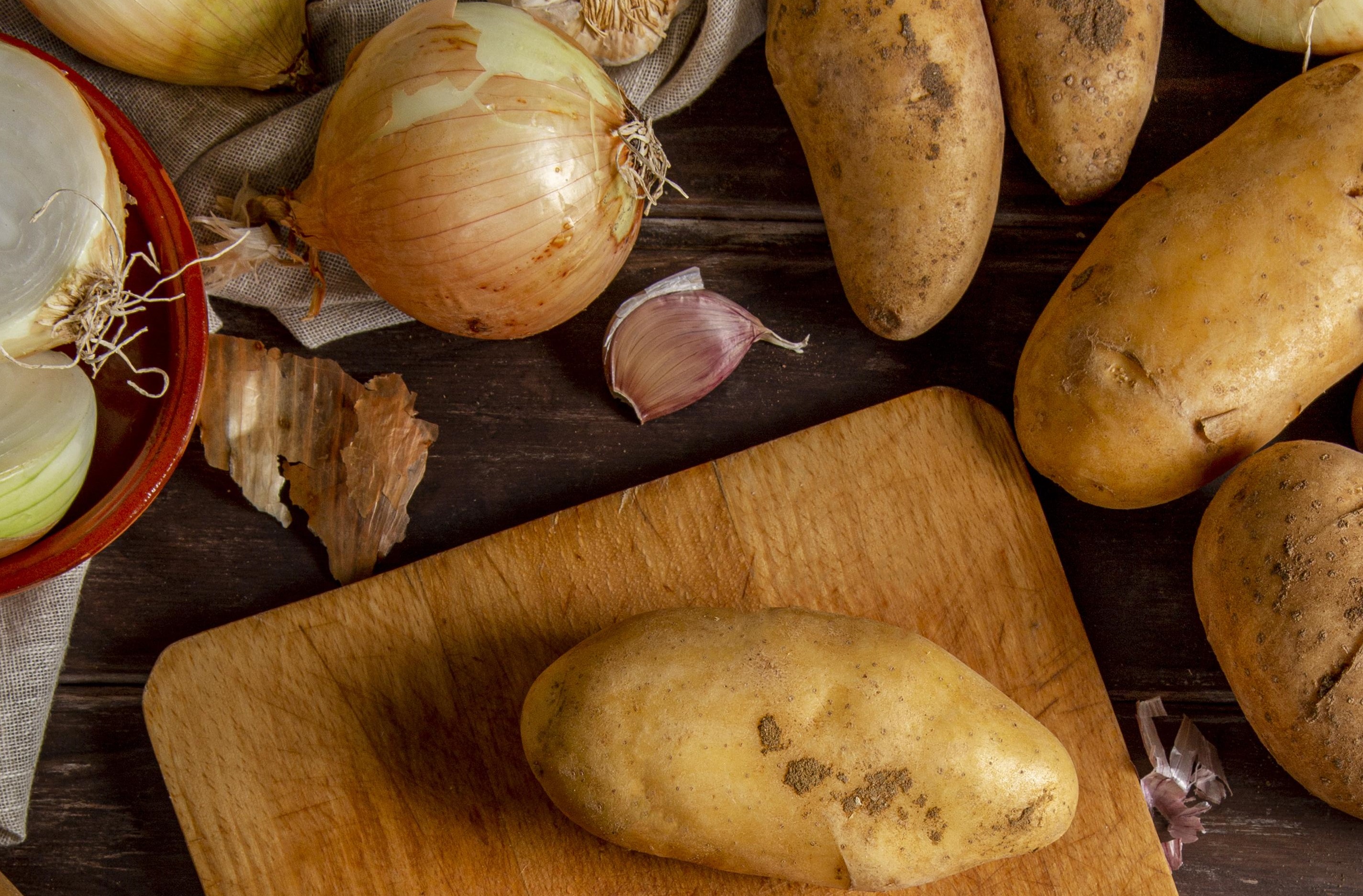 La razón por la que no deberías guardar papas y cebollas en el mismo lugar: esto es lo que sucede