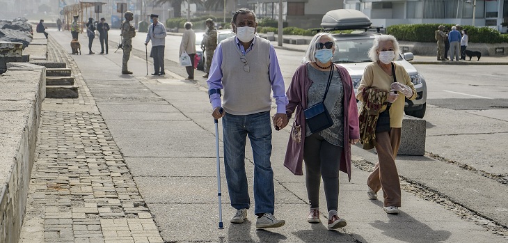 Gobierno anuncia apertura gradual de establecimientos para adultos mayores: podrán recibir visitas