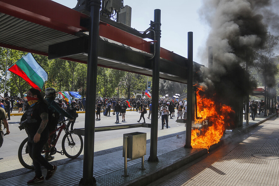 Marcha no autorizada por 12 de octubre en Santiago culminó con desórdenes y quema de paraderos