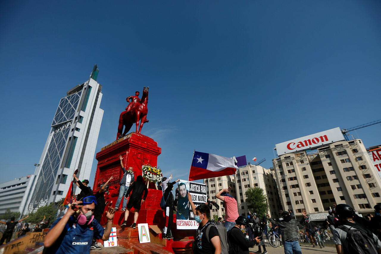 Conmemoración del estallido social: manifestantes pintaron de rojo estatua del general Baquedano
