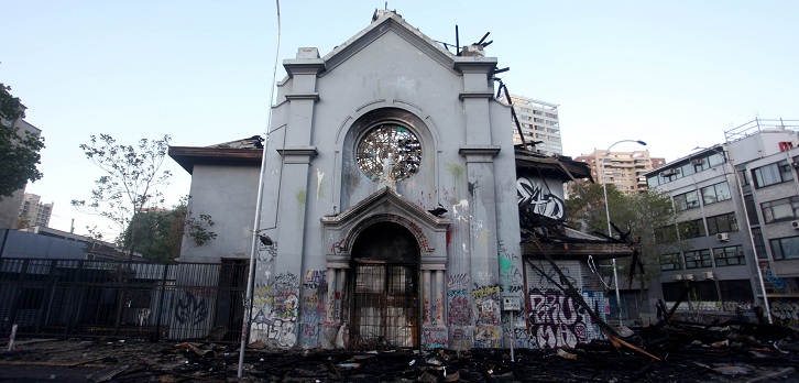 Fiscal informó que único detenido por la quema de iglesias en Santiago es un fotógrafo