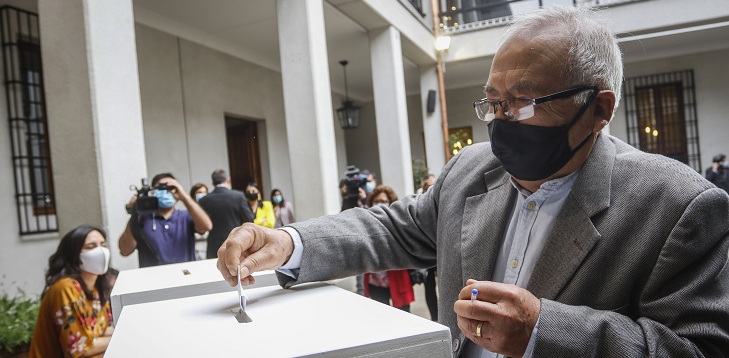 Adultos mayores de centros de larga estadía podrán votar con carnet vencido en el Plebiscito