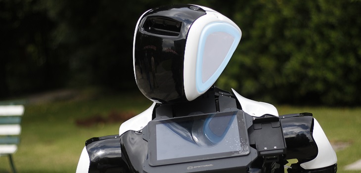 Claudia, el robot que resuelve dudas en un local de votación en Las Condes