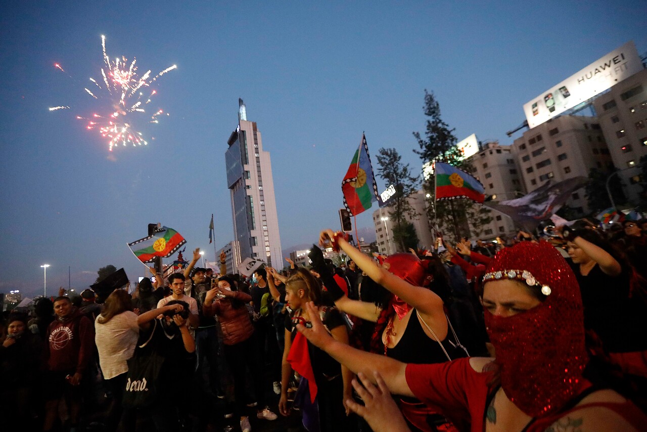 Fuegos artificiales y proyecciones: la celebración que se vive en Plaza Baquedano tras plebiscito