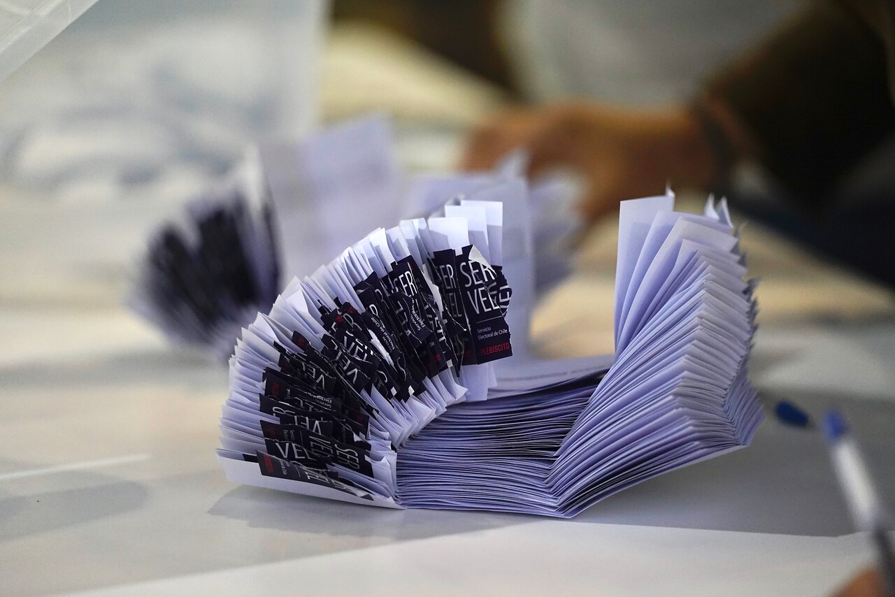 Primer cómputo Servel: Apruebo arrasa en mesas en el extranjero, con un 86,6% de las preferencias