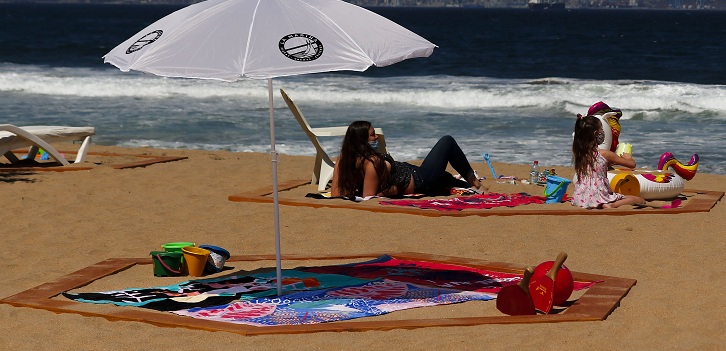 Bronceado con mascarilla: el protocolo sanitario del Minsal que se aplicará en las playas del país