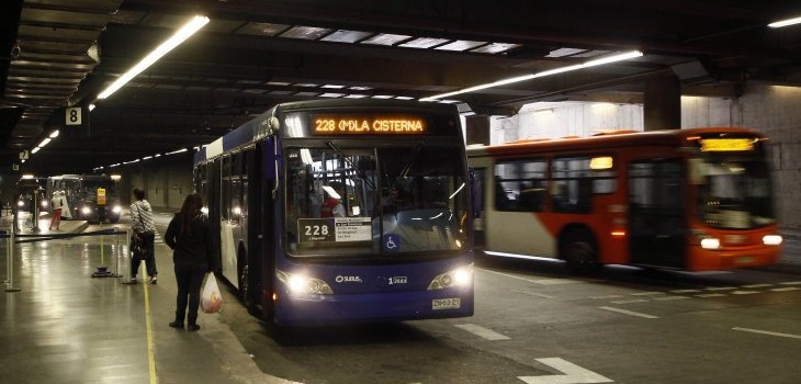 Sujeto robó micro con cuatro pasajeros y se paseó por tres comunas de Santiago