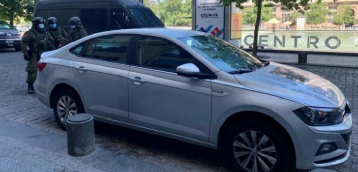 Vehículo estacionado al costado de La Moneda generó falsa alarma: solo era un conductor despistado