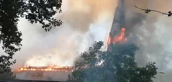Desconocidos queman Parroquia de La Asunción durante manifestaciones en Santiago