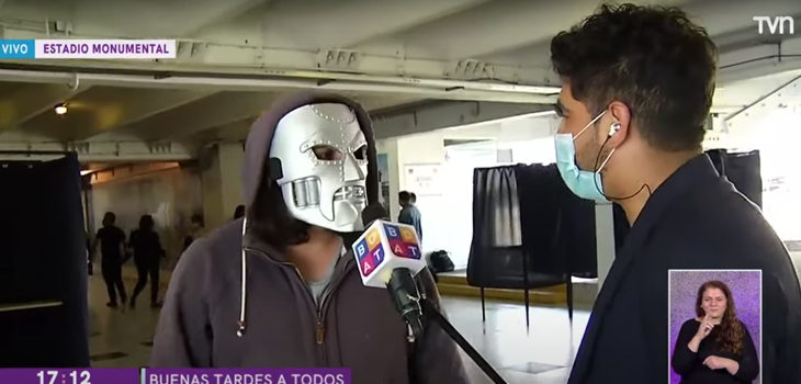 Vocal de mesa usó máscara de 'Doctor Doom' durante Plebiscito: la fabricó con impresora 3D