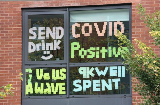 Cartel COVID positivo en la U. de Manchester | Metro UK