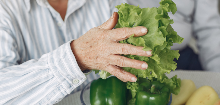 Agua y vitamina D: expertos dan consejos para cuidar alimentación de adultos mayores en cuarentena