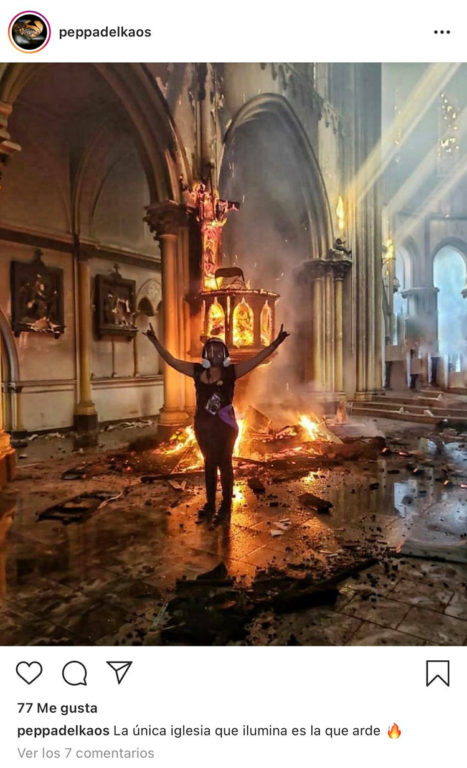 Joven publica foto celebrando incendio al interior de iglesia de Carabineros