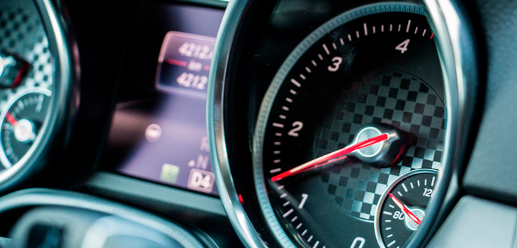 Youtuber se grabó mientras conducía un automóvil a más de 230 km/h: fue detenido