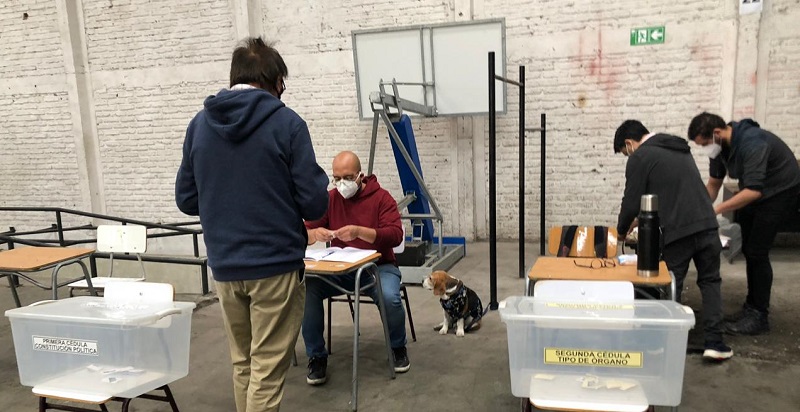 No quería dejarlo solo: hombre llegó con su perrito a cumplir sus labores de vocal de mesa