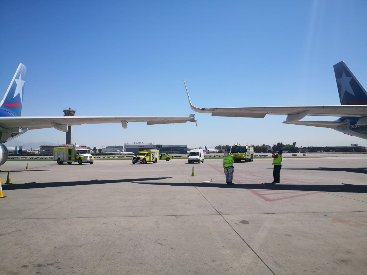 Aviones protagonizan choque de alas en la losa del Aeropuerto de Santiago: no hay lesionados