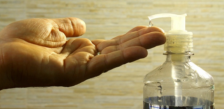 Dermatólogos advierten alza de casos de dermatitis por excesivo uso de alcohol gel: resecan la piel