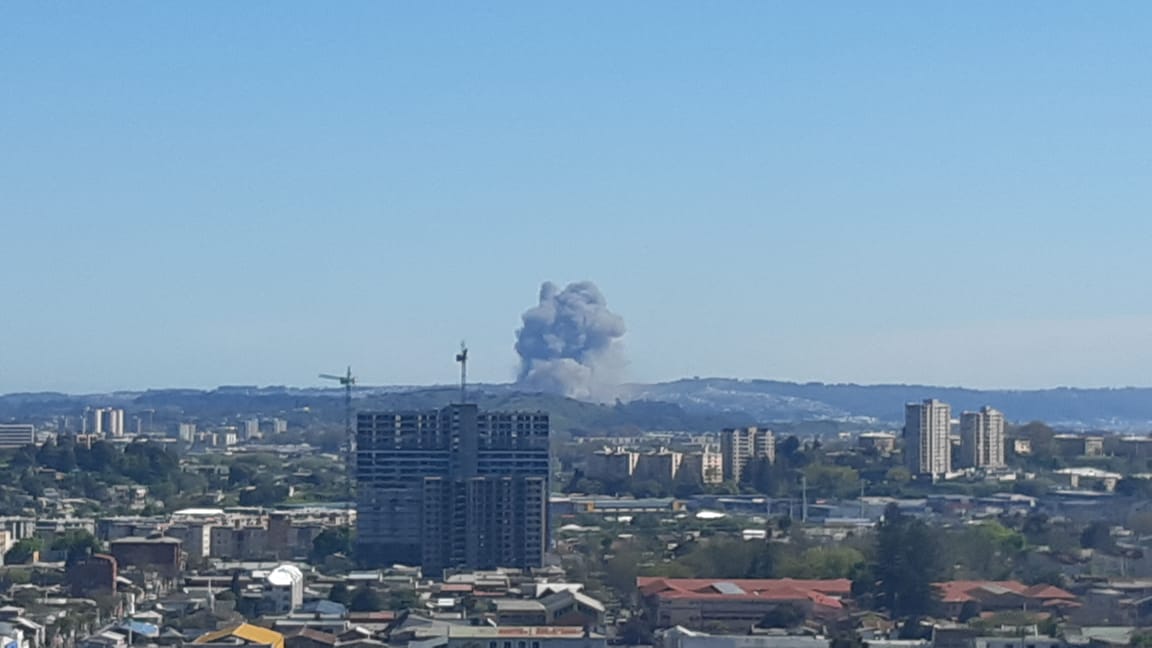 Gran incendio en pesquera Camanchaca de Talcahuano: columna de humo se ve en casi todo Concepción