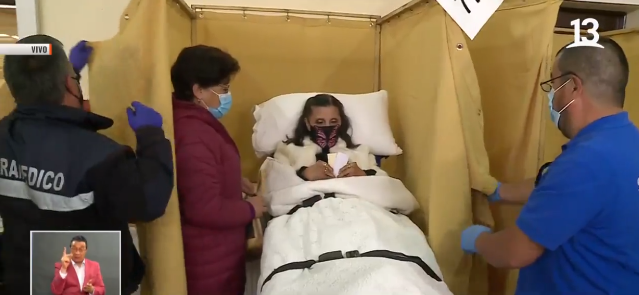 Mujer llegó en camilla a votar en Temuco: 