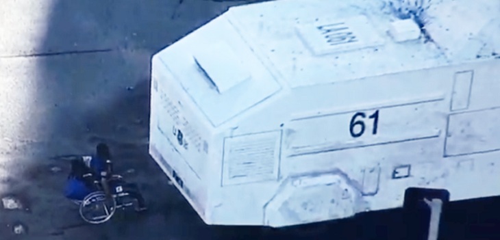 Carabineros acusó que hombre en silla de ruedas derribado por chorro atacó a personal uniformado