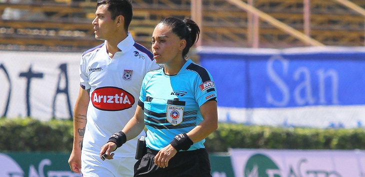 Histórico: María Belén Carvajal se convirtió en la primera mujer en arbitrar un partido de Primera B