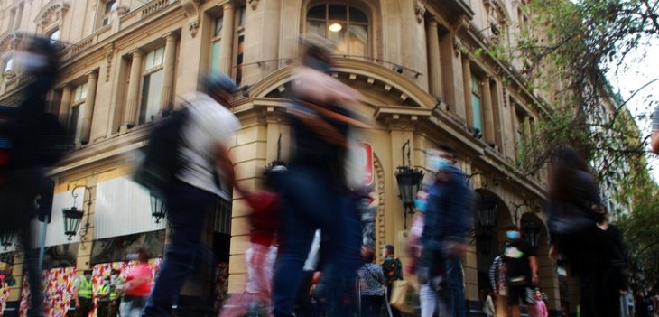 Chile cae 15 puntos en percepción de felicidad en un año: promedio mundial solo bajó 1 punto