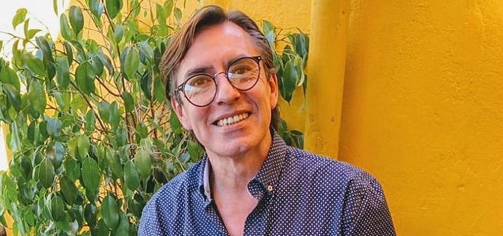 Periodista Claudio Fariña se reinventó tras alejarse de las comunicaciones: trabaja como garzón