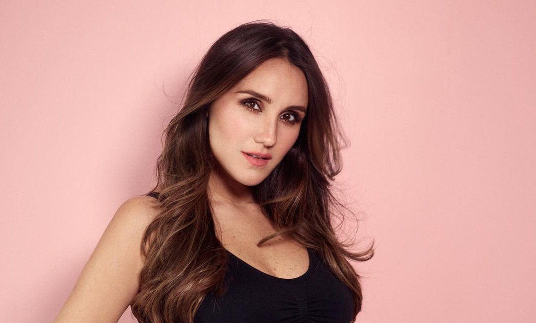 Actriz Dulce María mostró el avanzado estado de su embarazo con su vientre destapado: tiene 7 meses