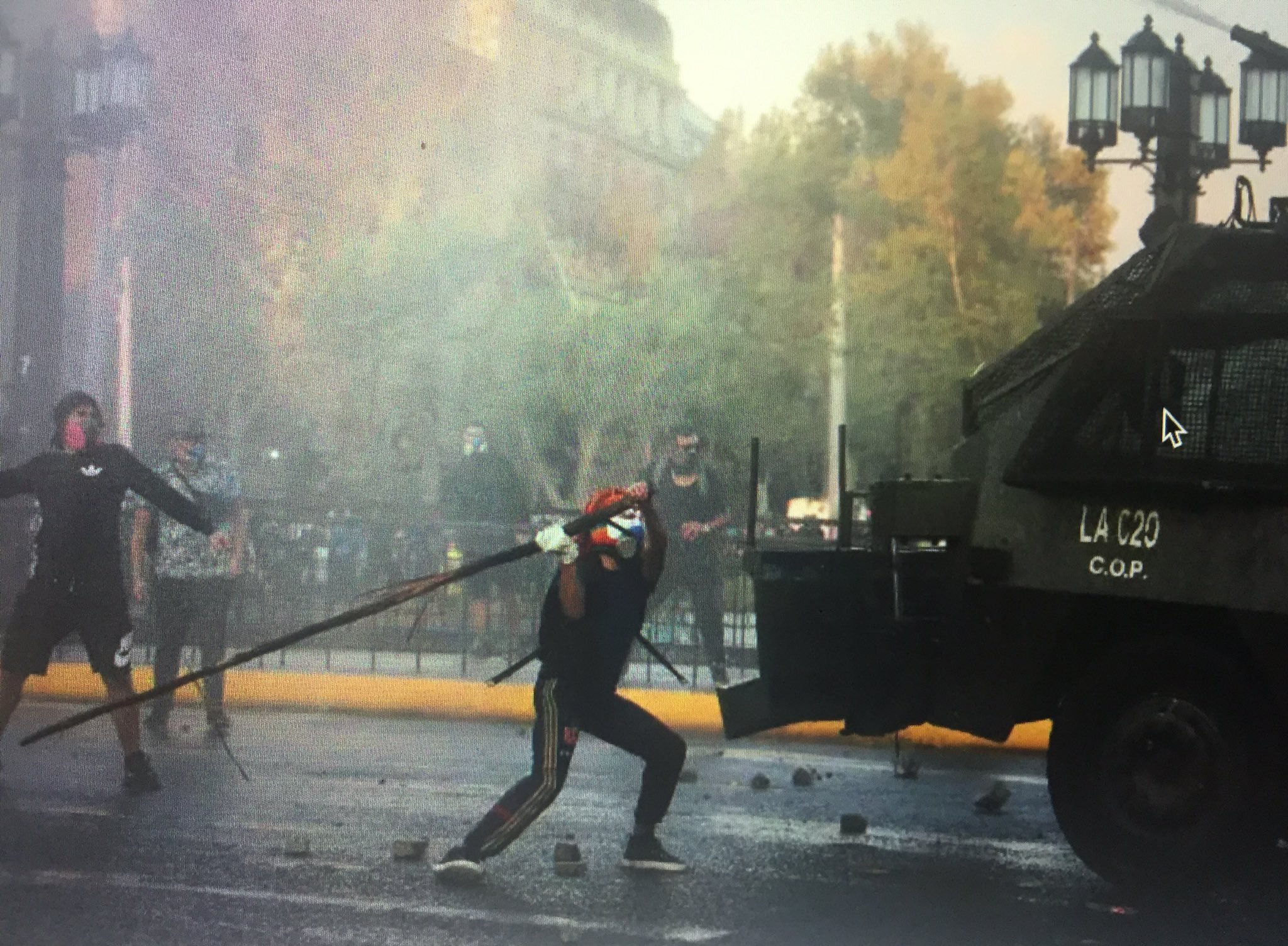 Carabineros exhibe registros de menor participando en incidentes previo a caer desde puente Pío Nono