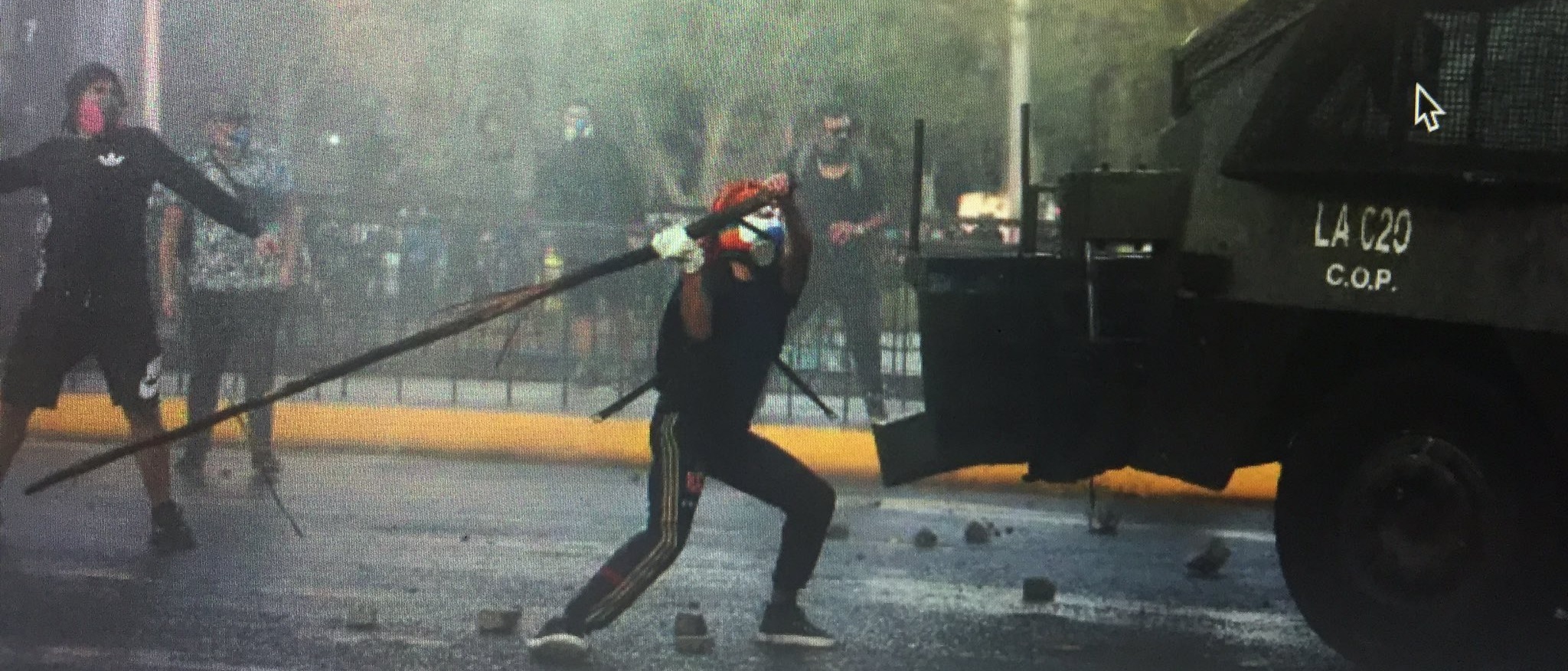 Carabineros exhibe registros de joven participando en incidentes previo a ser empujado a río Mapocho