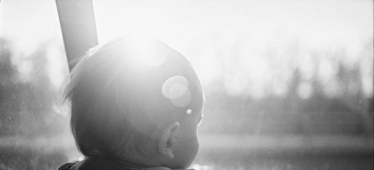 Niña de 1 año murió encerrada en un auto: su padre no quiso romper los vidrios del vehículo