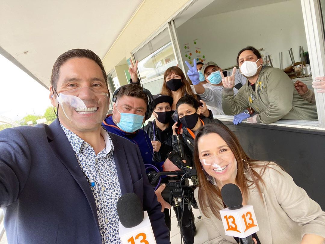 El constante llamado de Pancho Saavedra durante su cobertura del Plebiscito: generó caos de 'fans'