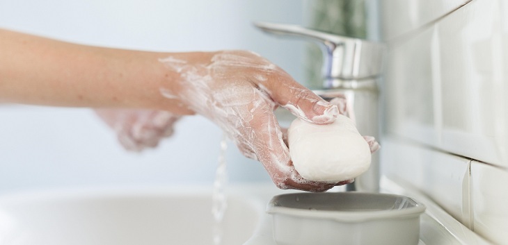 ¿Qué es mejor, jabón líquido o en barra? Dermatólogos explican pros y contras de ambos productos