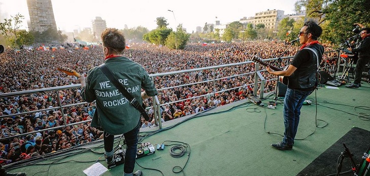 A casi un año del estallido social: Los Bunkers libera parte de su concierto en Plaza Italia