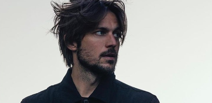 ¿Quién es Lucas Bravo? El guapo actor francés que se ha robado las miradas en 