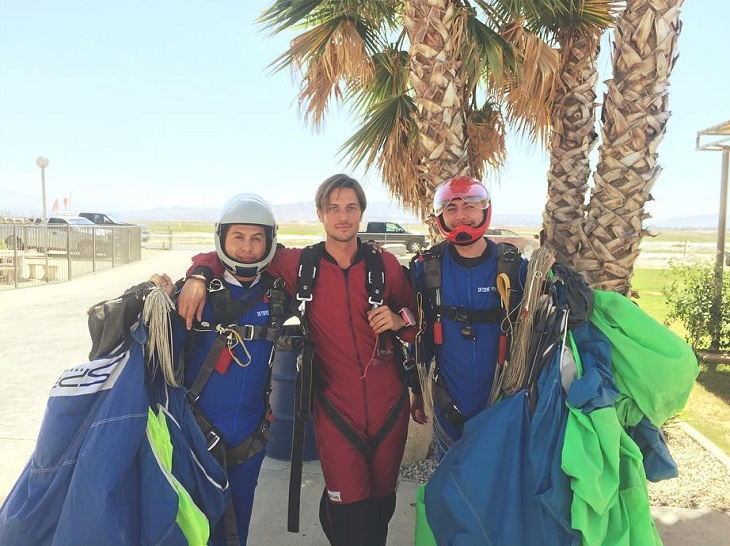 Lucas Bravo de Emily in Paris