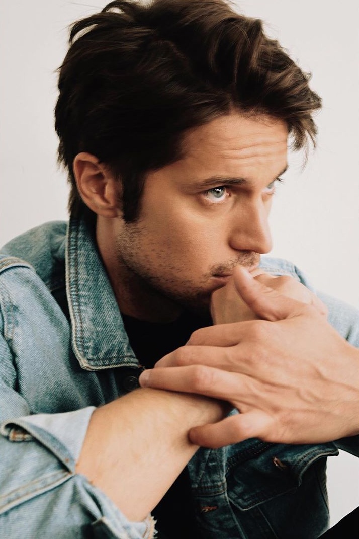 Lucas Bravo de Emily in Paris