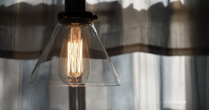 Expertos proyectan posible nueva alza en cuentas de luz para mediados de 2021