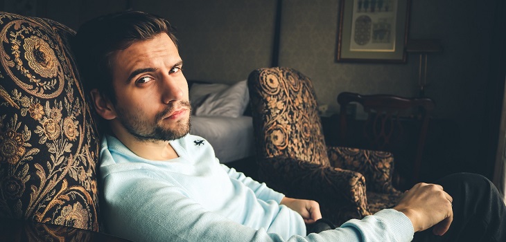 Hombres con voces más profundas serían más propensos a ser infieles, según estudio