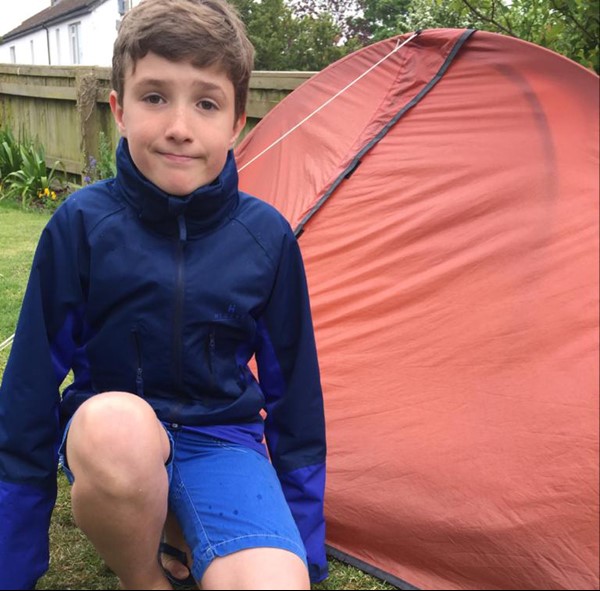 Max Woosey: el niño británico que lleva 200 noches durmiendo en carpa en honor a vecino fallecido