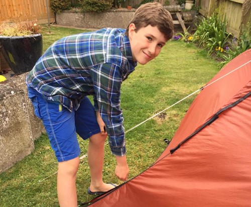 Max Woosey: el niño británico que lleva 200 noches durmiendo en carpa en honor a vecino fallecido