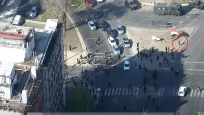 Carabineros exhibe registros de menor participando en incidentes previo a caer desde puente Pío Nono