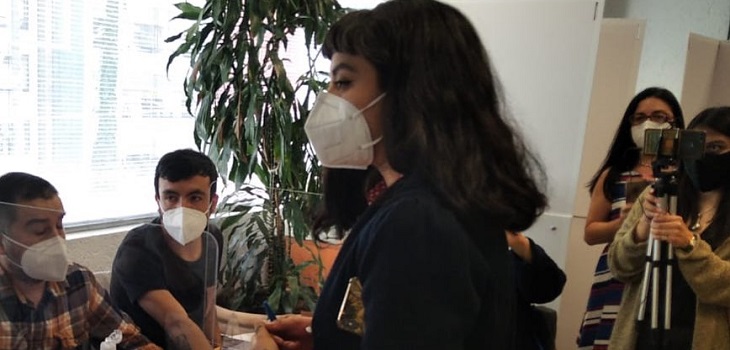 Con pasaporte en mano: Mon Laferte ejerció su voto desde México para el Plebiscito Nacional