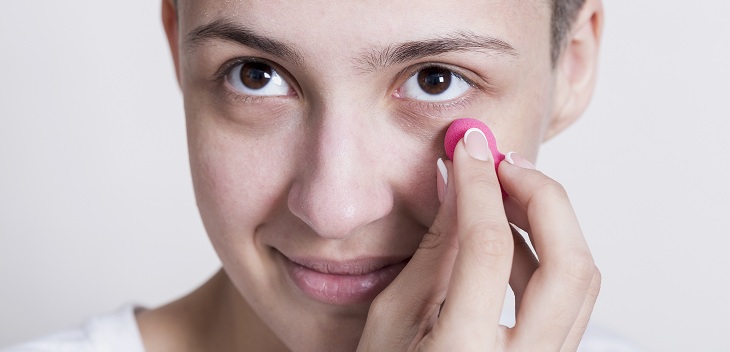 4 herramientas para el contorno de ojos que te ayudarán a disminuir tus ojeras