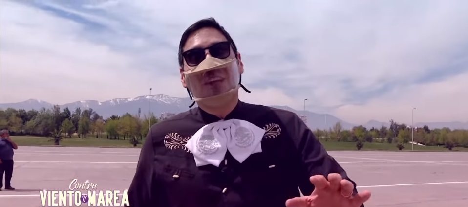 Pancho Saavedra sufrió gracioso chascarro con su pantalón en regreso de 