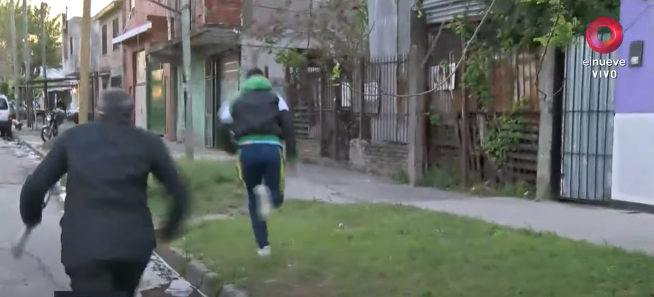 Periodista argentino persigue a ladrón tras sufrir robo de su celular en vivo: momento es viral