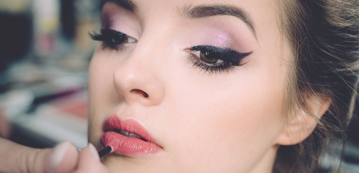 Todo está en la práctica: el sencillo truco para lograr un delineado de ensueño