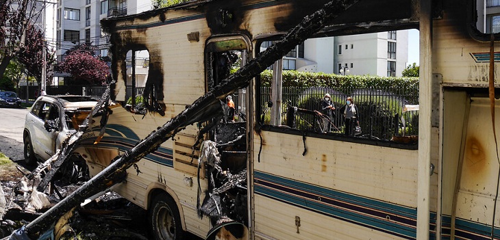 Sujeto quema Jeep de expareja y una casa rodante en Viña del Mar: tenía ropa policial falsa y armas