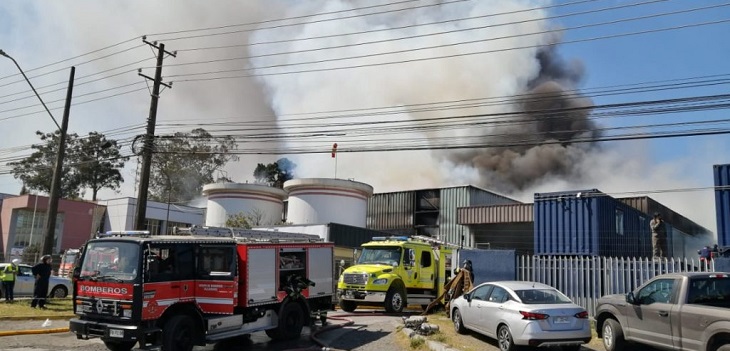 Llaman a quedarse en casa y cerrar ventanas por liberación de amoniaco en incendio de Camanchaca